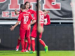 Al binnen tien minuten is Enes Ünal (m.) het goudhaantje tegen PSV. Met een bekeken schot maakt hij de 1-0 tegen de Eindhovenaren. (06-04-2017)