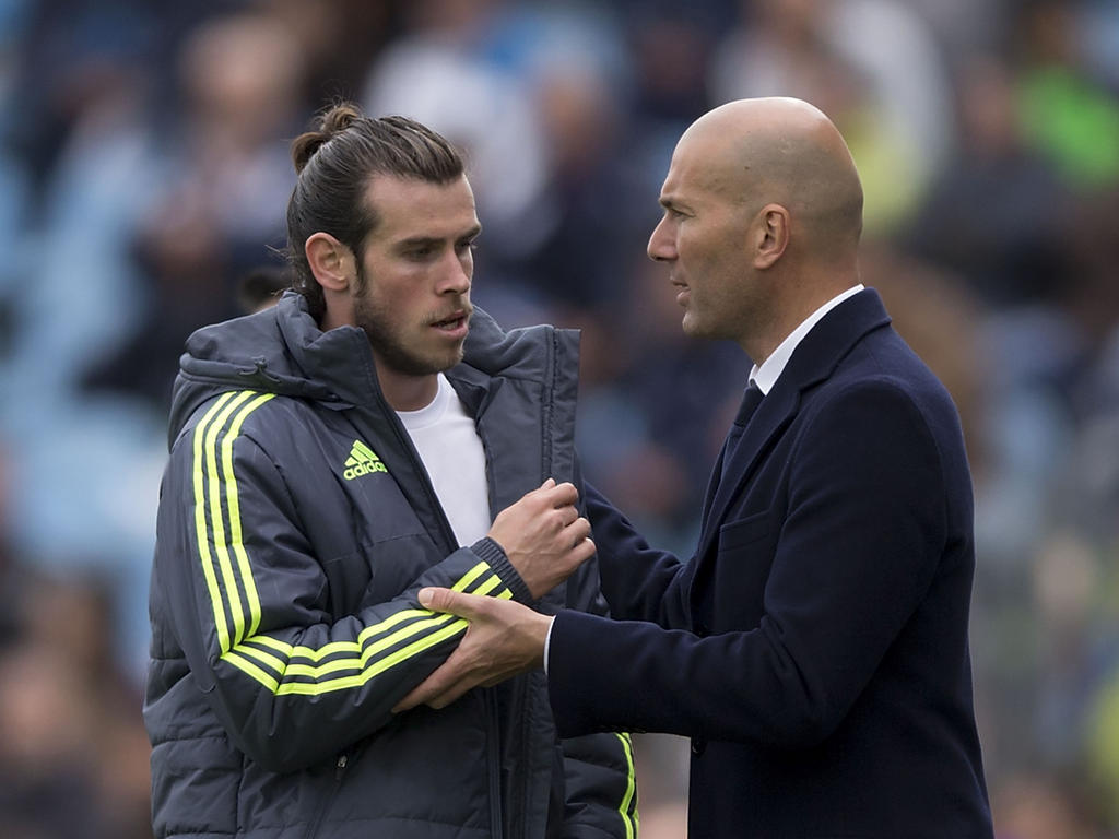 Bale y Zidane conversan en una imagen de archivo. (Foto: Getty)