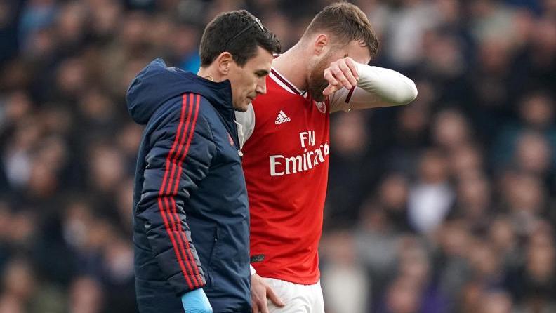 Arsenals Calum Chambers hat sich am Knie verletzt.