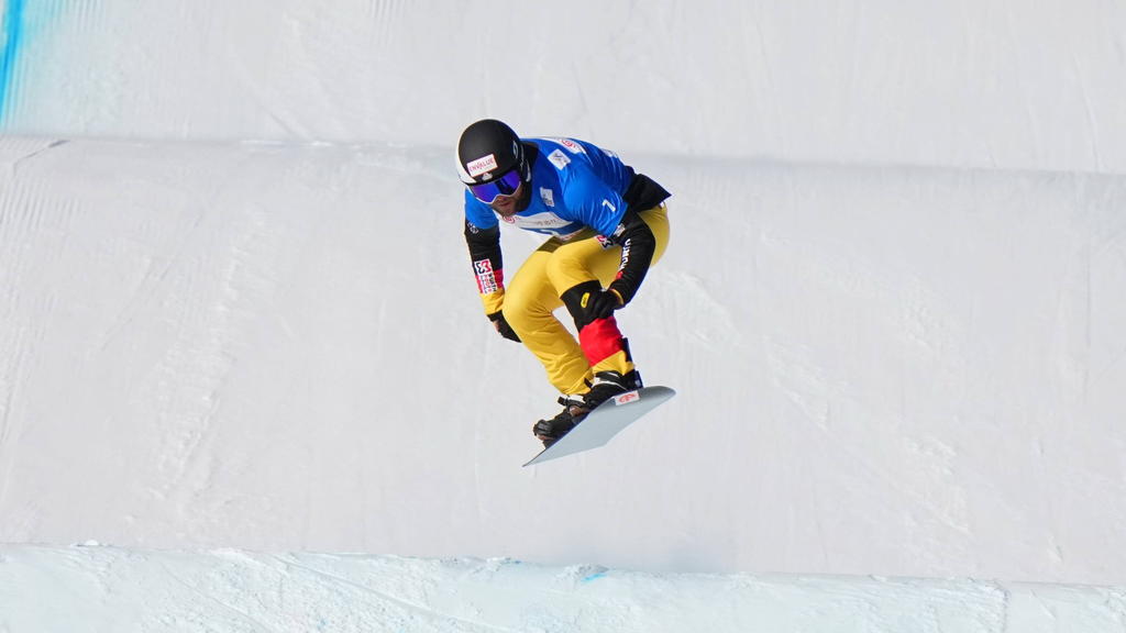 Snowboarder-N-rl-hofft-auf-bergep-ck-