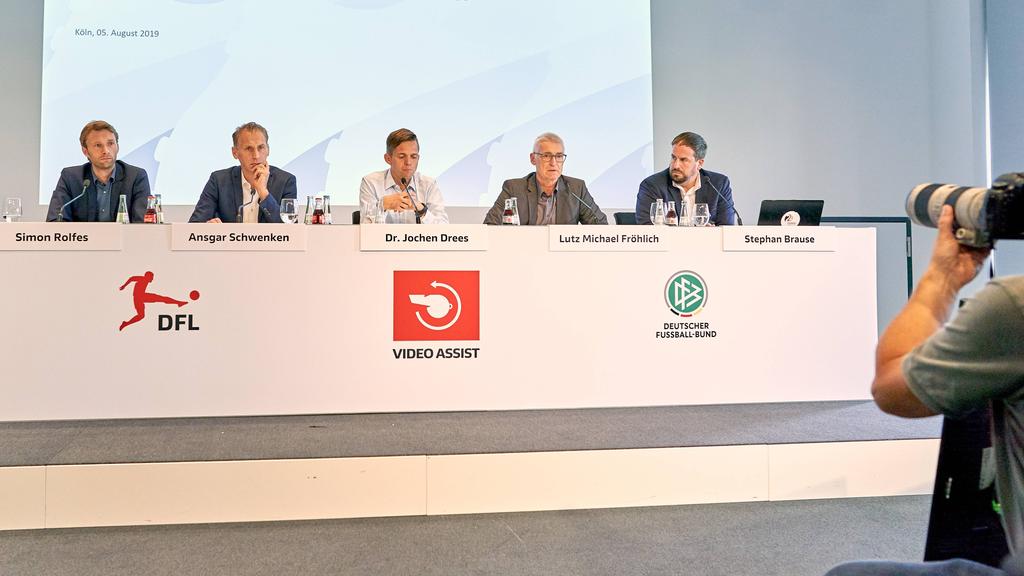 Lutz Michael Fröhlich (2.v.r.) hat das VAR-System verteidigt Lutz Michael Fröhlich (2.v.r.) hat das VAR-System verteidigt