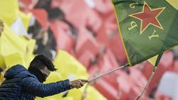 Pauli-Fans hielten Fahnen der kurdischen Frauenverteidigungseinheiten YPJ in die Höhe