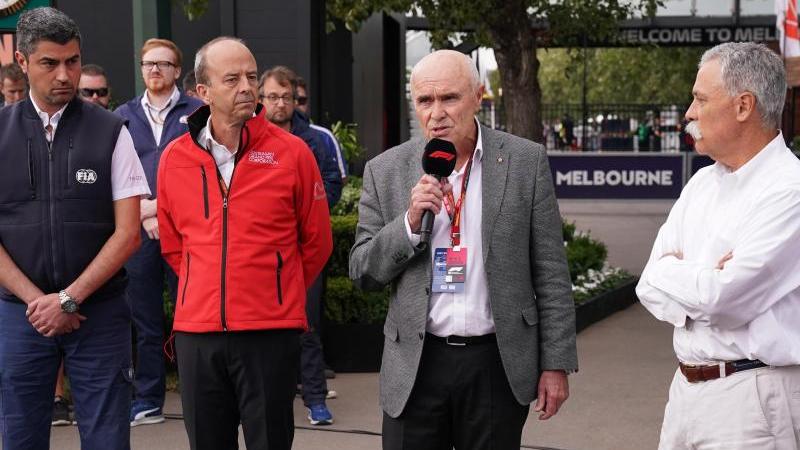 Andrew Westacott (2.v.l.), Veranstalter des Australien-Grand-Prix, bei der Absage des Rennens 2020 Andrew Westacott (2.v.l.), Veranstalter des Australien-Grand-Prix, bei der Absage des Rennens 2020