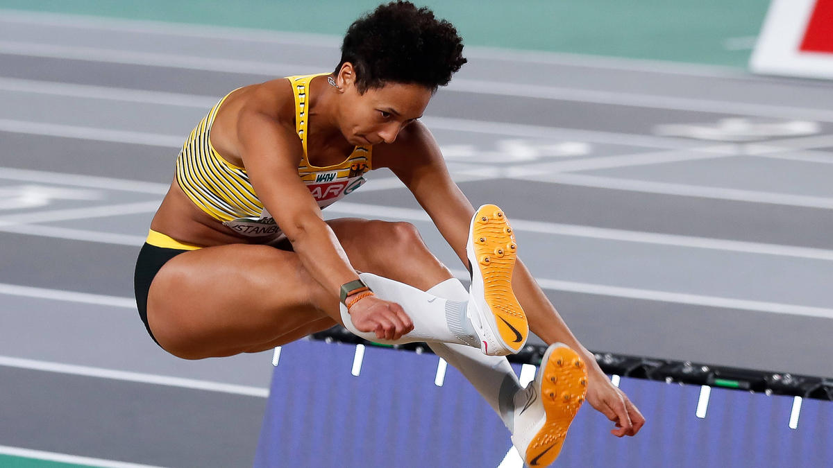 Malaika Mihambo springt am Podium vorbei