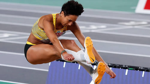 Malaika Mihambo springt am Podium vorbei