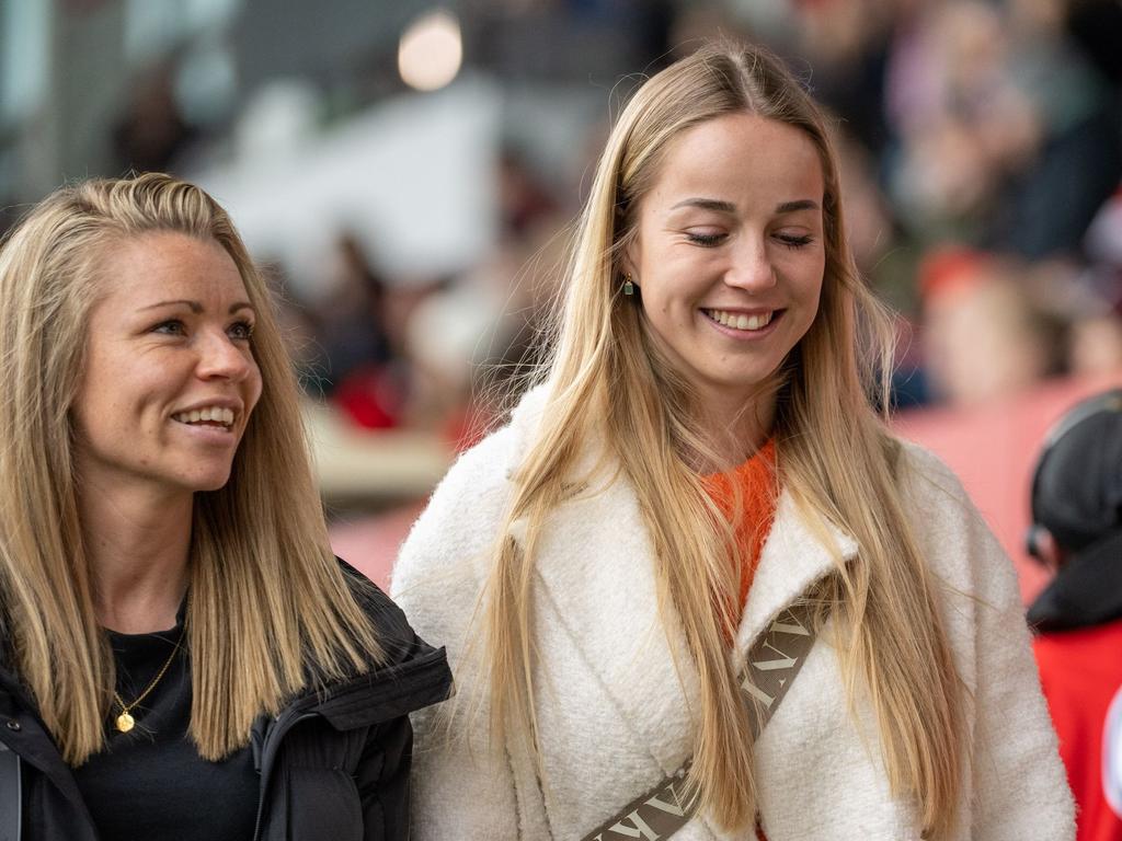 Linda Dallmann (l) und Giulia Gwinn stehen wieder im DFB-Kader für die beiden Nations-League-Spiele Linda Dallmann (l) und Giulia Gwinn stehen wieder im DFB-Kader für die beiden Nations-League-Spiele