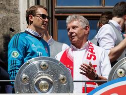 Münchens Oberbürgermeister Dieter Reiter (rechts) geht davon aus, bald wieder mit den Bayern auf dem Balkon zu stehen