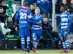 Boban Lazić (m.) komt in de ploeg voor Kingsley Ehizibue (l.) tijdens het competitieduel PEC Zwolle - AZ Alkmaar. (13-12-2015)