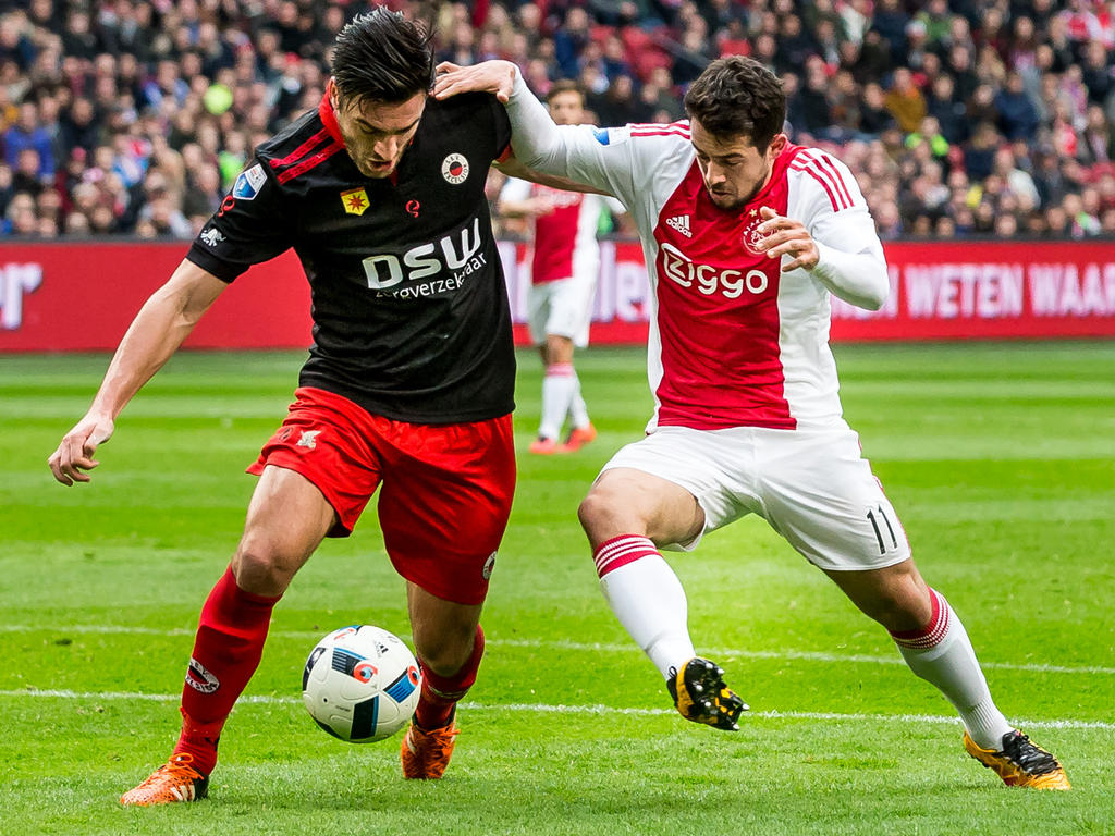Amin Younes (r.) zet Sander Fischer (l.) vol onder druk bij het uitverdedigen tijdens de competitiewedstrijd Ajax - Excelsior. (21-02-2016)
