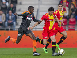 Gyliano van Velzen (l.) vecht een duel uit met Bart Vriends (r.) tijdens het competitieduel Go Ahead Eagles - FC Volendam (11-04-2016).