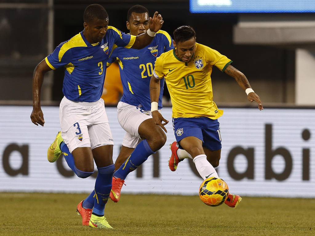 Brasiliens Neymar geht ins Dribbling mit zwei Gegenspielern: Frickson Erazo (l.) und Luis Canga