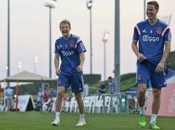 Nicolai Boilesen (l.) en Niklas Moisander moeten lachen tijdens het trainingskamp van Ajax in Qatar. (06-01-2015)