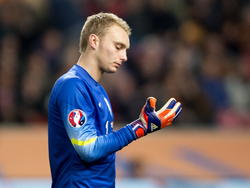 Jasper Cillessen bekijkt zijn handschoen maar even nadat hij een tegentreffer moet slikken tegen Turkije. (28-03-2015)