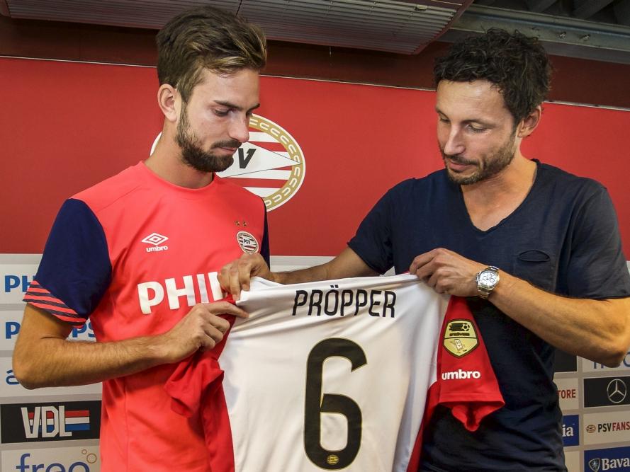 Als nieuwe speler van PSV krijgt Davy Pröpper (l.) tijdens de officiële presentatie het shirt uit handen van oud-speler Mark van Bommel. (20-07-2015)