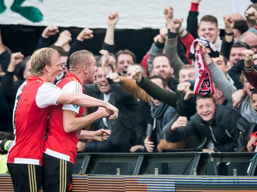 Het is feest in Rotterdam, Sven van Beek (r.) heeft Feyenoord zojuist op 1-0 gezet tegen aartsrivaal Ajax. Dirk Kuyt viert het feestje mee met het publiek. (08-11-2015)