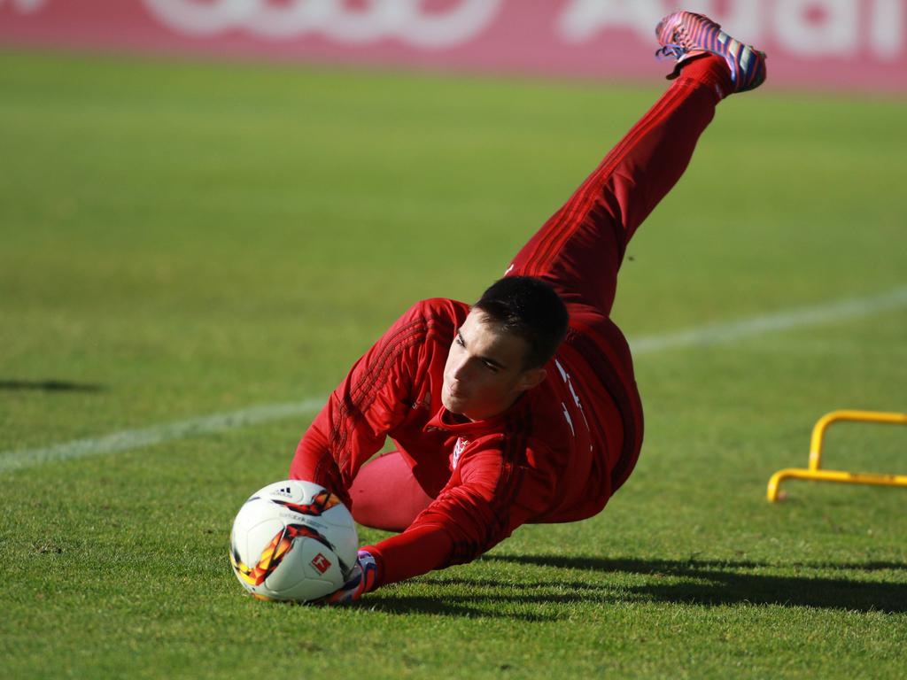 Lazar Carević werkt een proeftraining af bij Bayern München. (10-11-2015)