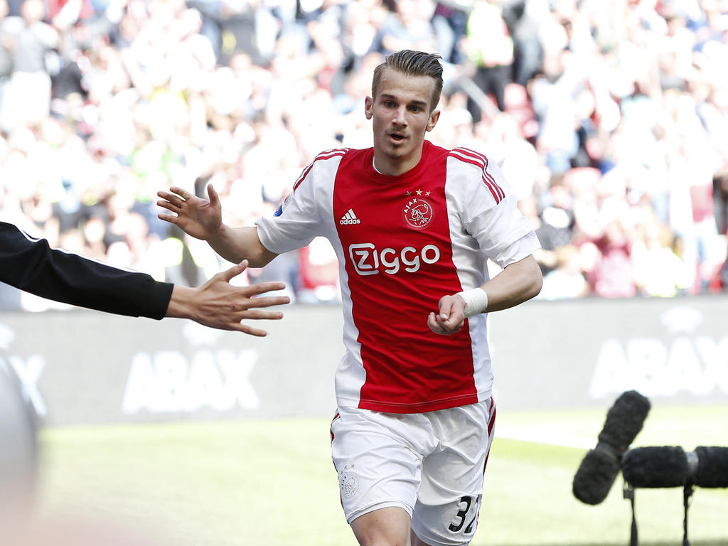 Václav Černý doet een high-five met een fan van Ajax nadat hij de Amsterdammers op 1-0 voorsprong heeft gezet tegen FC Twente. (01-05-2016)