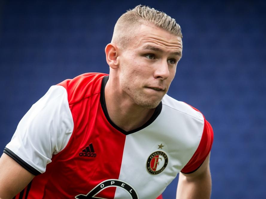 Sven van Beek in actie tijdens de eerste training van het nieuwe seizoen van Feyenoord in het stadion van de Rotterdammers. (26-06-2016)
