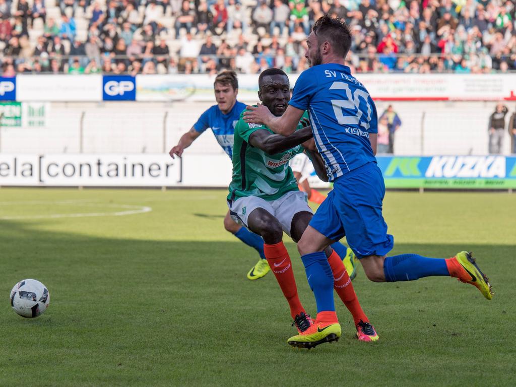 Werders Lamine Sané hält sich im Testspiel seinen Gegenspieler vom Leib