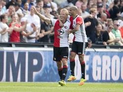 Dirk Kuyt (l.) heeft zojuist zijn Feyenoord op een 1-0 voorsprong gezet tegen ADO Den Haag. Karim El Ahmadi (r.) vliegt zijn aanvoerder om de nek. (11-09-2016)