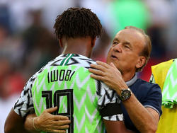 Fürchtet um die Form seiner WM-Spieler: Nigeria-Coach Gernot Rohr (r.)