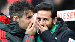 Claudio Pizarro (r.) von Werder Bremen und Bayerns Javi Martínez kennen sich gut