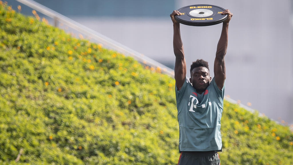 Alphonso Davies übt schon einmal das Stemmen der Meisterschale Alphonso Davies übt schon einmal das Stemmen der Meisterschale