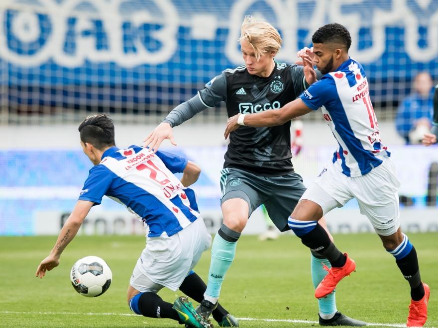 Ajax-aanvaller Kasper Dolberg vecht een duel uit meet twee verdedigers van sc Heerenveen. Yuki Kobayashi (l.) gaat naar de grond, terwijl Jerry St. Juste (r.) handen en voeten nodig heeft om Dolberg te stoppen. (27-11-2016)