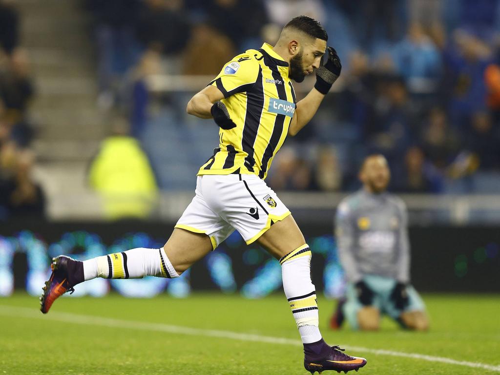 Adnane Tighadouini loopt juichend weg na zijn gelijkmaker voor Vitesse tegen Excelsior. (26-11-2016) Adnane Tighadouini loopt juichend weg na zijn gelijkmaker voor Vitesse tegen Excelsior. (26-11-2016)