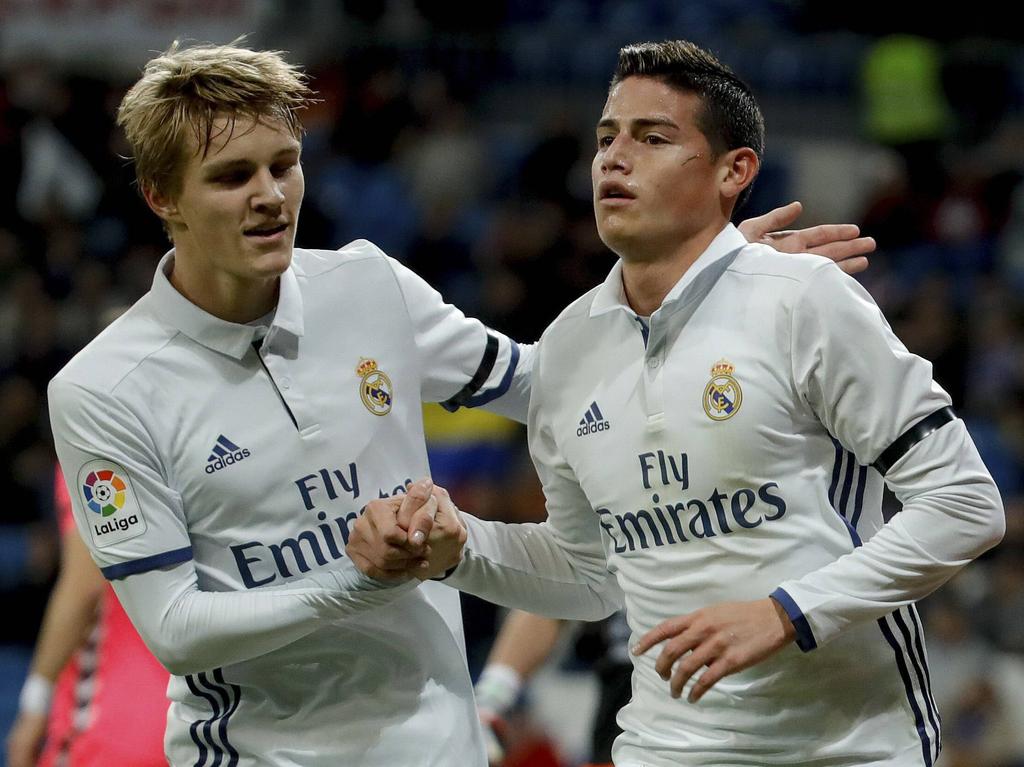 James Rodríguez (r.) en Martin Ødegaard (l.) vieren een treffer tijdens het bekerduel Real Madrid - CD Leonesa (30-11-2016).