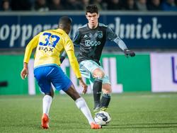 Ajax-aanvaller Pelle Clement (r.) zoekt naar een mogelijkheid om voorbij Delvechio Blackson (l.) van SC Cambuur te komen. (15-12-2016)