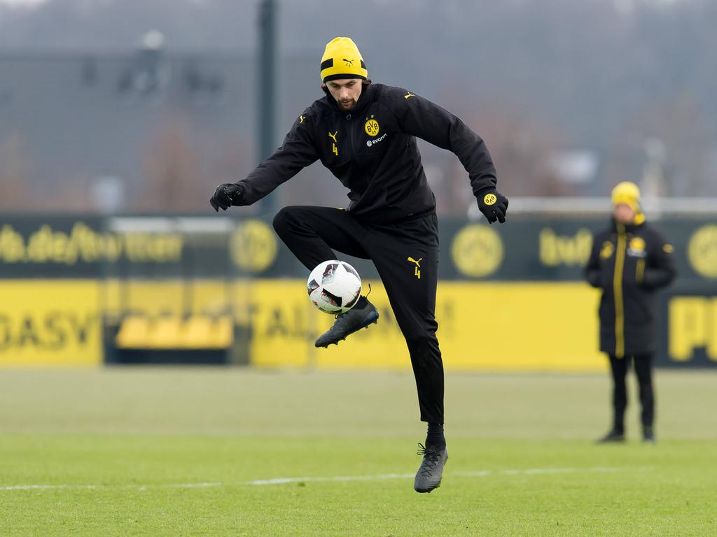 Neven Subotić neemt de bal aan tijdens een training van Borussia Dortmund (25-01-2017).