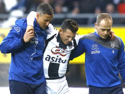 Brahim Darri hinkt van het veld af nadat hij een blessure opliep in het duel tegen PEC Zwolle. (18-12-2016)