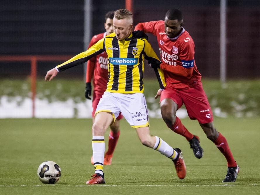 Brem Soumaoro (r.) probeert Lars ten Teije (l.) af te stoppen tijdens het competitieduel Jong FC Twente - Jong Vitesse (16-01-2017).
