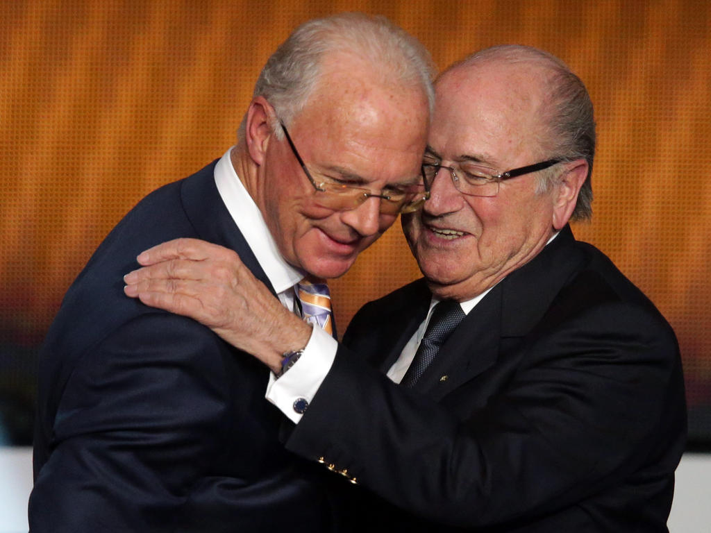 Joseph Blatter (r.) hat Franz Beckenbauer in der WM-Affäre verteidigt