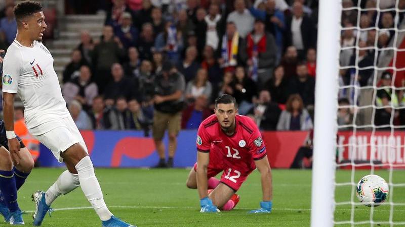 Englands Jadon Sancho (l.) widmete die Tore seiner Oma Englands Jadon Sancho (l.) widmete die Tore seiner Oma