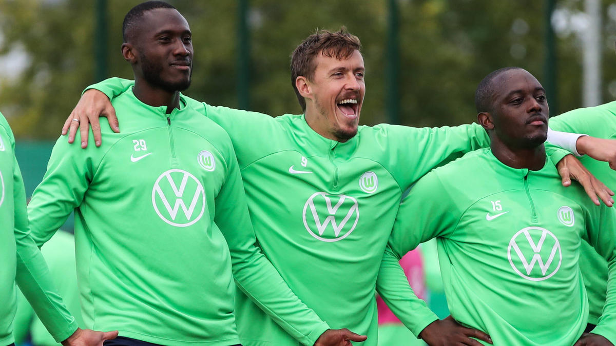 Josuha Guilavogui (l.) vom VfL Wolfsburg, hier im Sommer 2022 mit Max Kruse (M.) und Jérôme Roussillon