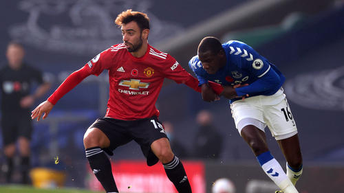 Bruno Fernandes (l.) entschied das Spiel für ManUnited mit zwei Toren beinahe im Alleingang