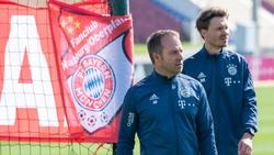 Trainer Hansi Flick (l.) und Co-Trainer Danny Röhl während einer Übungseinheit des FC Bayern