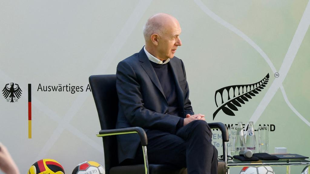 DFB-Boss Bernd Neuendorf will im TV-Rechtepoker mit der FIFA vermitteln