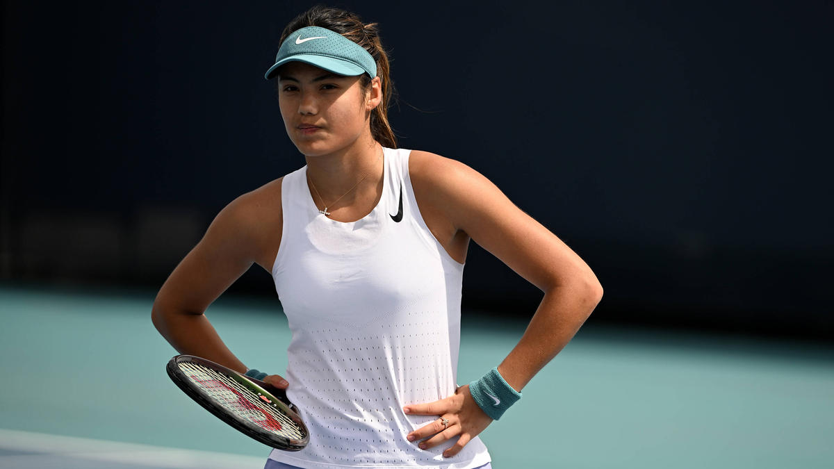 Tennis-Ass Emma Raducanu hat sich mehreren Operationen unterzogen