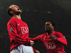 Evra celebra con Rooney un tanto del United.