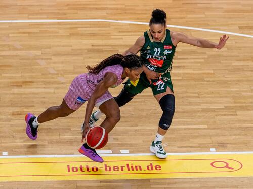 Saarlouis überragende Spielmacherin Martha Burse (l.) im Duell mit Kelterns Rachel Arthur