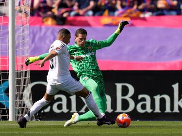 Bleibt dem FC Barcelona erhalten: Torwart Wojciech Szczesny (hinten)