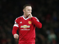 Wayne Rooney bekijkt de situatie van een afstandje tijdens het competitieduel Manchester United - Stoke City. (02-02-2016)
