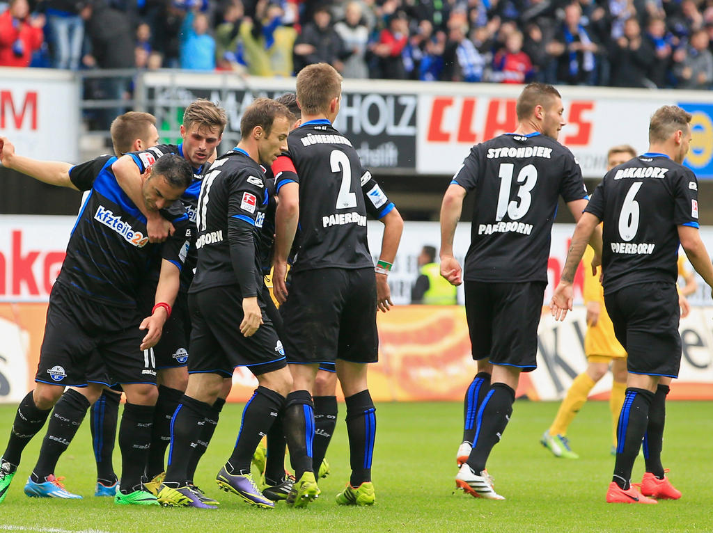 Die Spieler des SC Paderborn feiern das 2:1 gegen den VfR Aalen