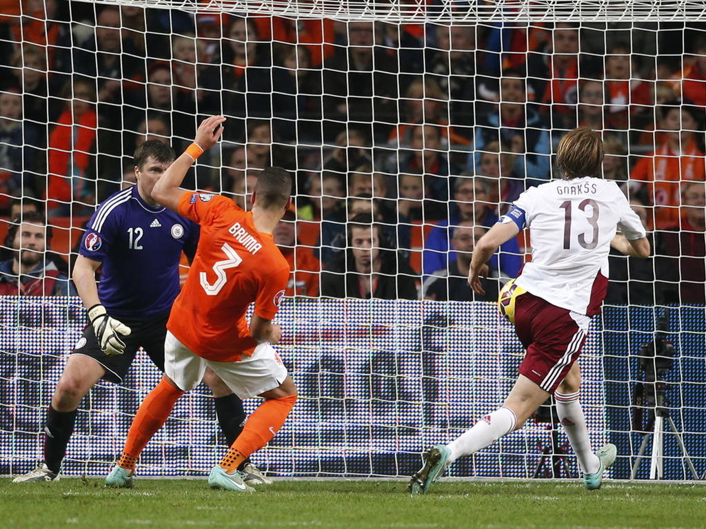 Jeffrey Bruma (m.) let goed op bij een corner van Wesley Sneijder en tikt de 4-0 tegen Letland binnen. Het is zijn eerste doelpunt in het shirt van het Nederlands elftal. (16-11-2014)