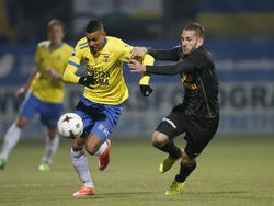 Rémy Amieux (r.) houdt vast bij Damiano Schet tijdens SC Cambuur - NAC Breda. (06-12-2014)