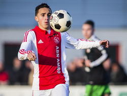 Abdelhak Nouri wacht tot de bal gedaald is voordat hij het spel tijdens de wedstrijd Feyenoord A1 - Ajax A1 hervat. (17-01-2015)