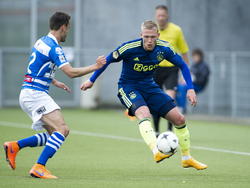 Viktor Fischer (r.) mag tegen PEC Zwolle voor het eerst in ruim één jaar weer in de basisopstelling beginnen. De Deen lag lang uit de roulatie met een hamstringblessure en zoekt hier Bram van Polen op. (26-04-2015)